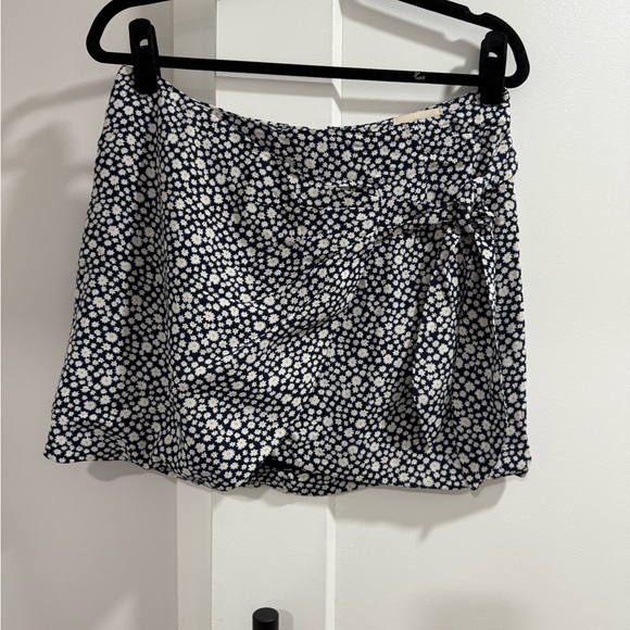 Sézane Floral Wrap Skort – Navy & White Daisies – Size 36 - Picture 3 of 7
